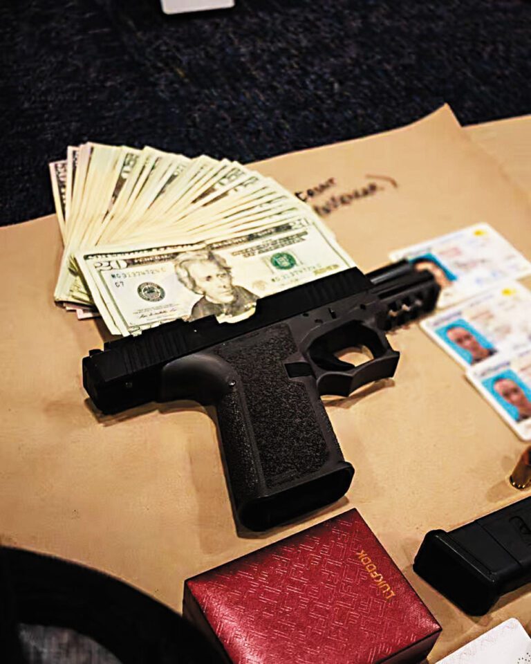 警方起出的贓款及「鬼槍」。阿罕布拉警局