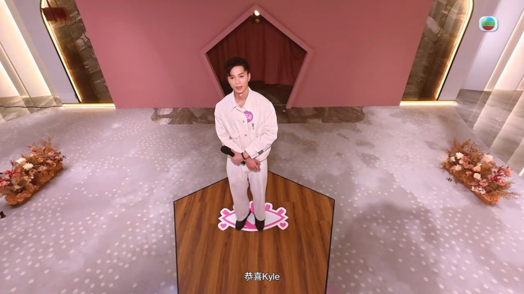 站在舞台中央的李爾晨，得知獲得女神選擇後，臉上流露出自信神情。