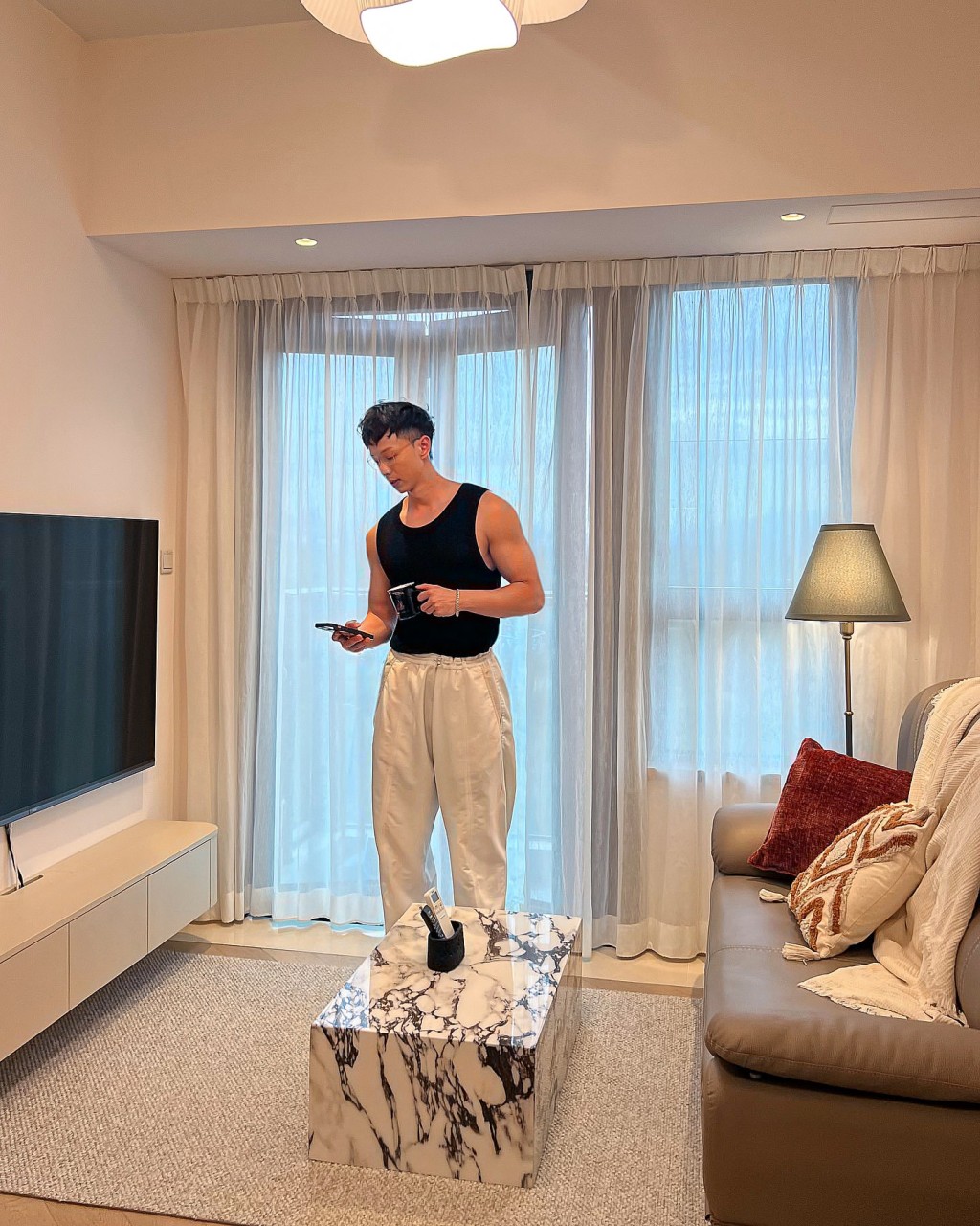 私下的李爾晨熱衷健身，在家中的生活照展現出其結實的手臂線條。