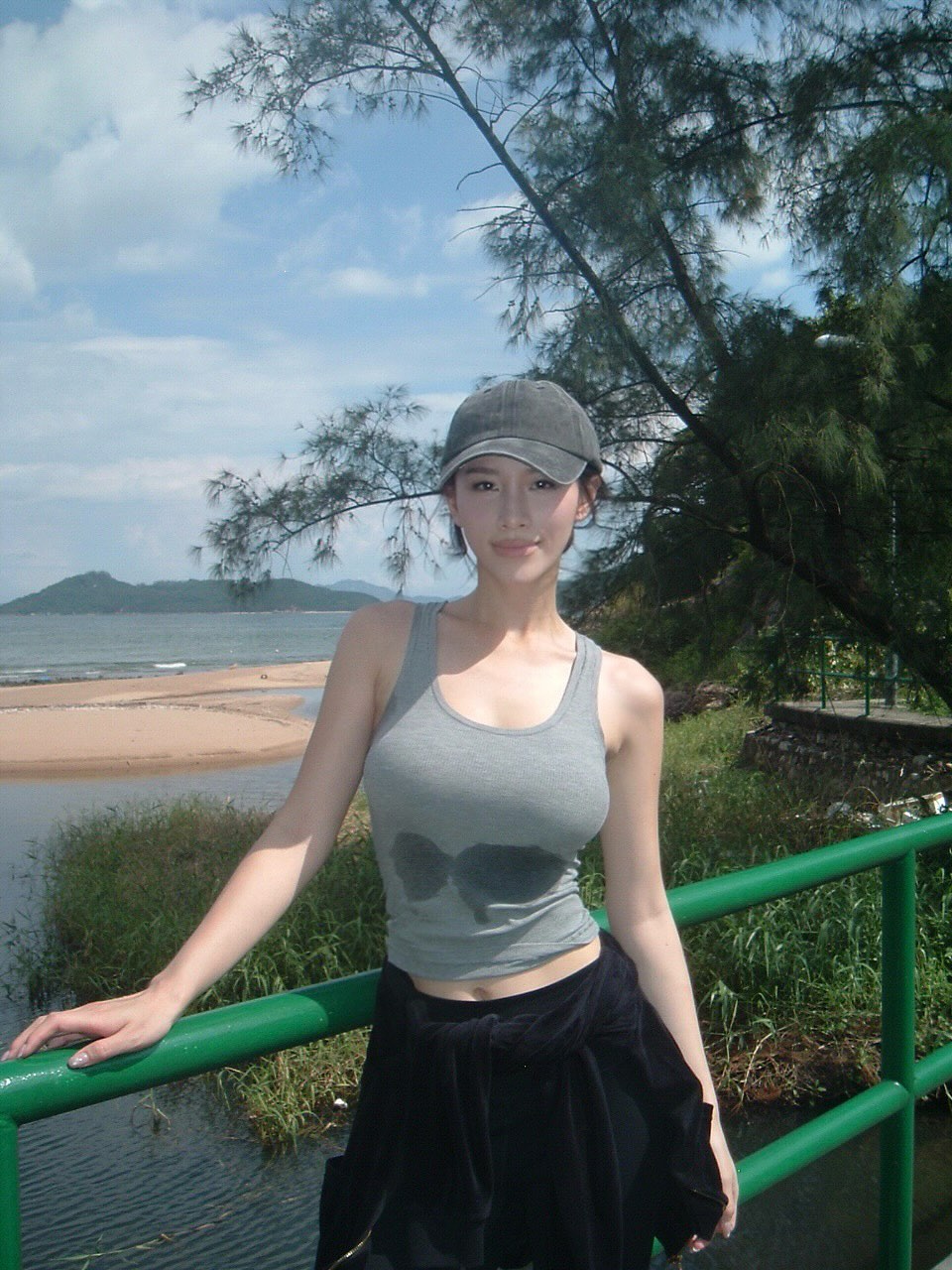 突顯出其豐滿的好身材。