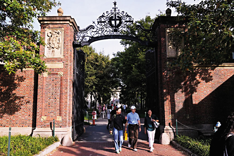 麻州哈佛大學庭院大門。 美聯社