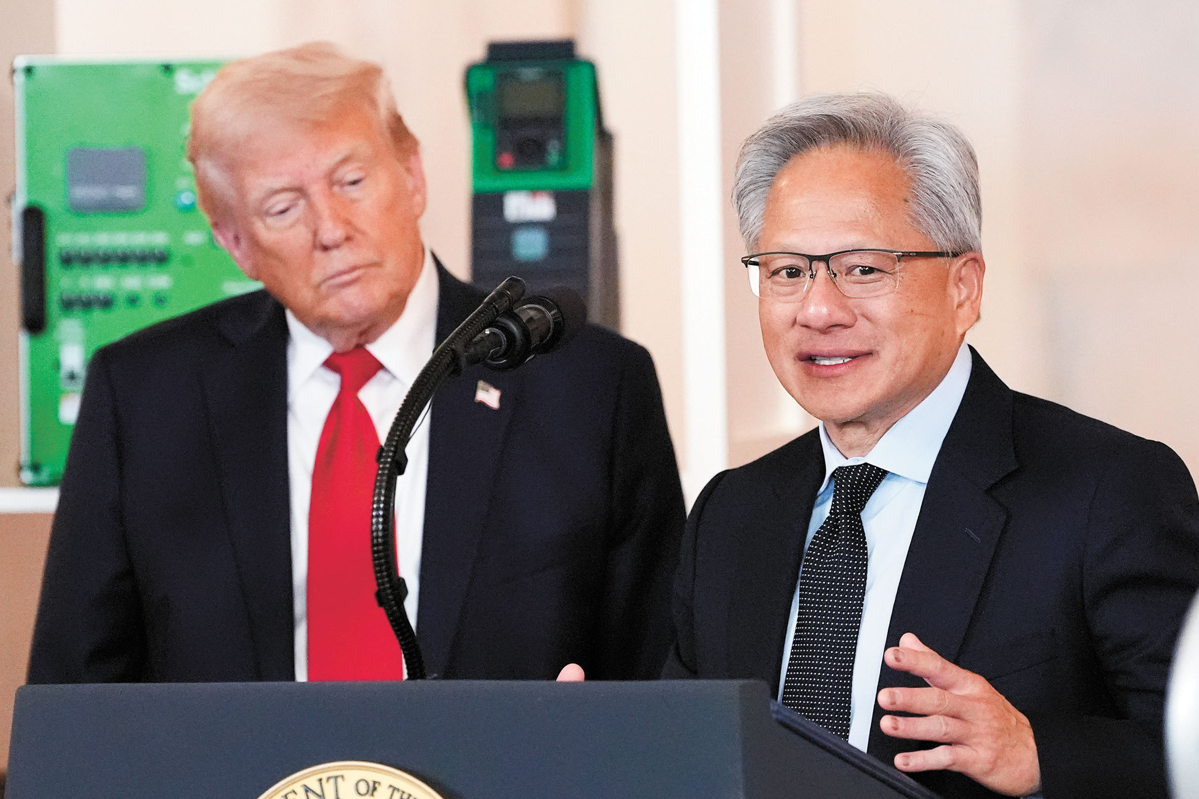 圖為2025年4月30日在白宮一場會議上,特朗普聆聽黃仁勳發言。美聯社資料圖片