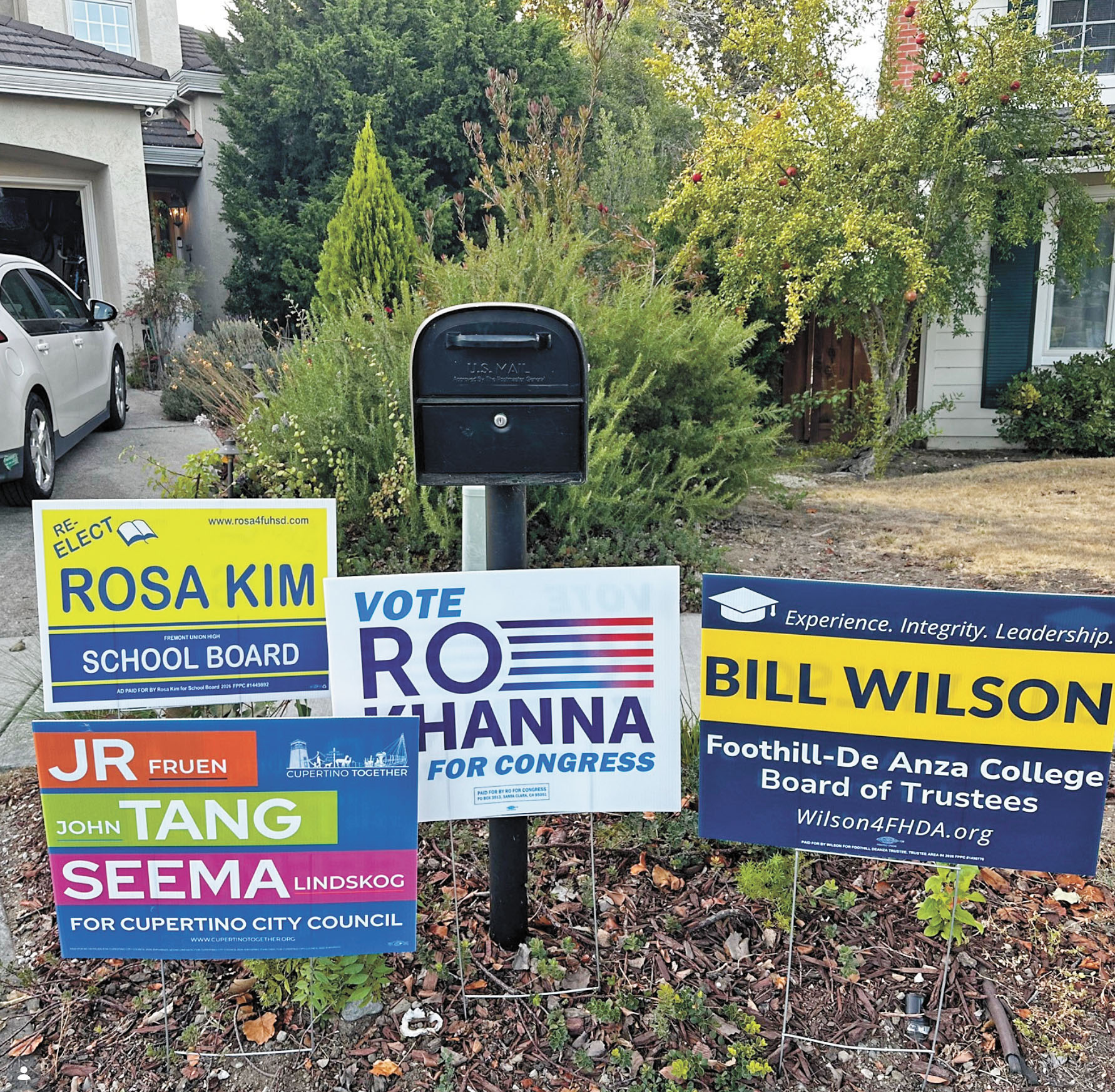 支持3名市議員候選人團體「古柏蒂奴團結起來」(Cupertino Together)在草坪上放置的各項競選標語。Cupertino Together Instagram