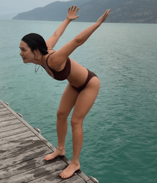 張敏鈞無懼走光，以後空翻姿勢跳落海中。