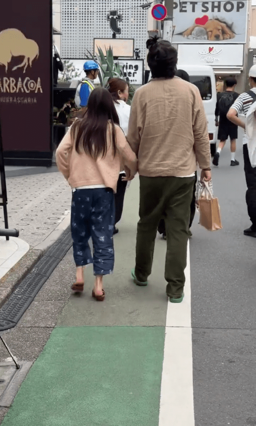 早前有網民在日本東京遇見陳冠希拖著9歲女兒逛街。