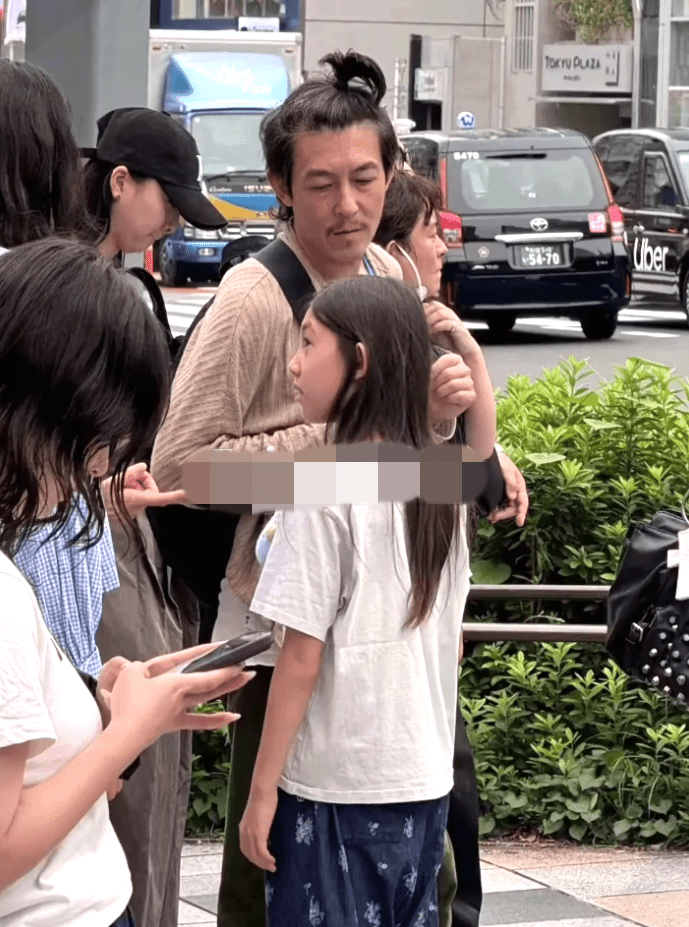 網民認為陳冠希近照看起來略顯蒼老,而女兒則與媽媽秦舒培如同餅印。