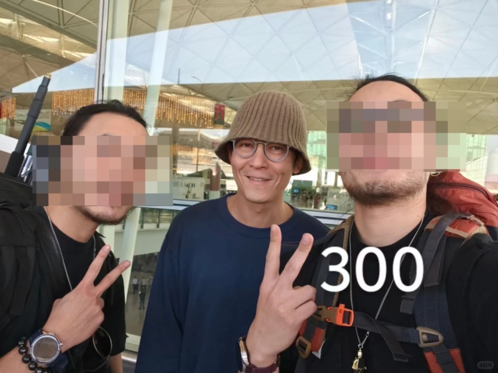 陳冠希身穿深藍色圓領衛衣,配戴卡其色條紋漁夫帽及灰色圓框眼鏡,增添了個性。