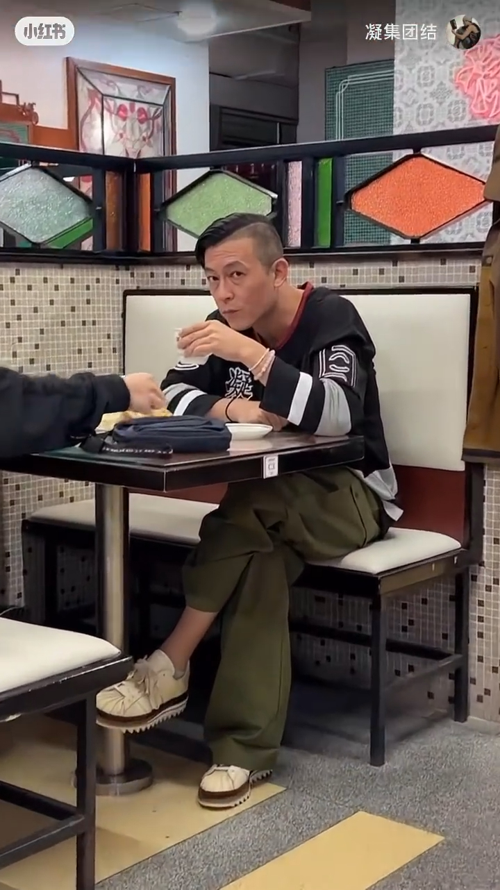 片中見到陳冠希正與友人用餐,其後發現有人偷拍。