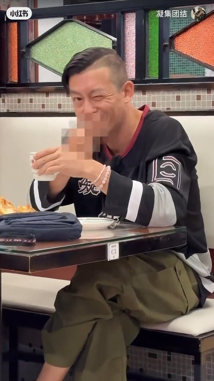 陳冠希不僅怒目而視,更向鏡頭豎起中指,展現強烈個性。