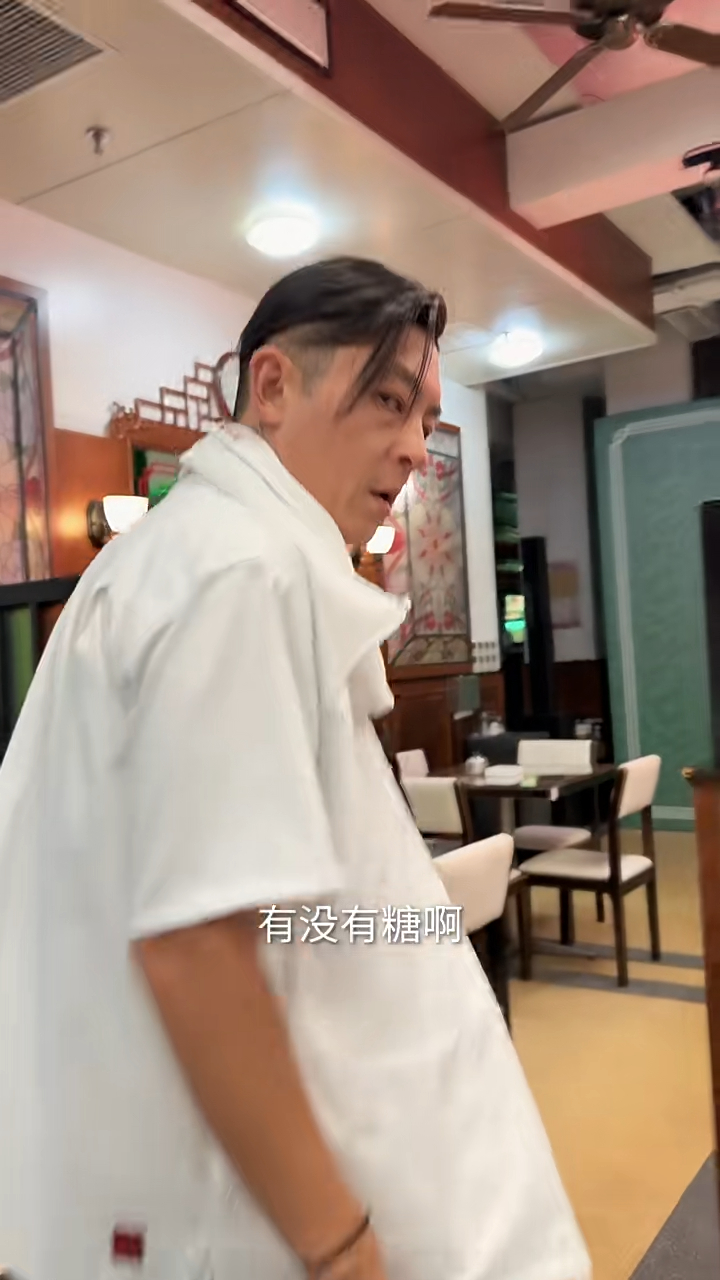 當陳冠希放下奶茶被問是否加糖時,即以「惡劣」態度招呼客人,充滿港式茶餐廳文化特色。