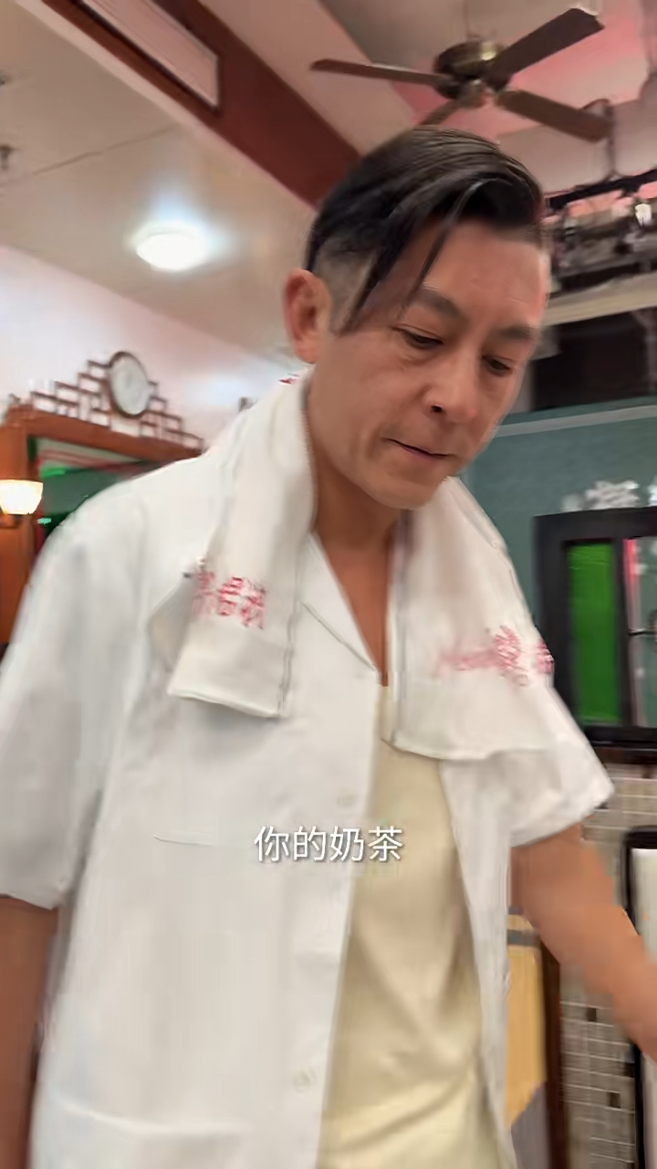 該冰室早前正式開業,陳冠希曾請姐姐扮演豬肉檔販售鞋款。