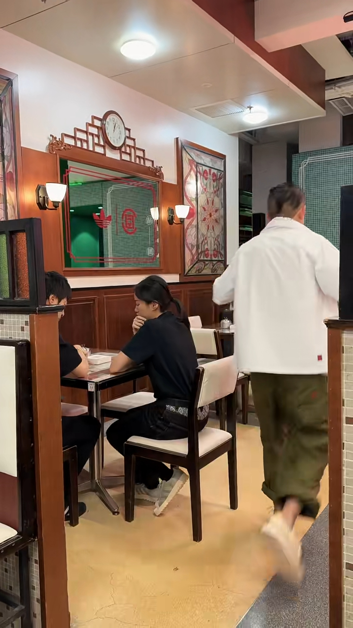 有網民在Threads批評陳冠希扮演店員欠缺演技,場面尷尬。