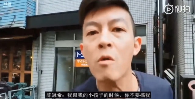 幾年前一名網紅在日本街頭直播時偶遇陳冠希父女,要求合照被拒後仍繼續糾纏,最終惹怒陳冠希。