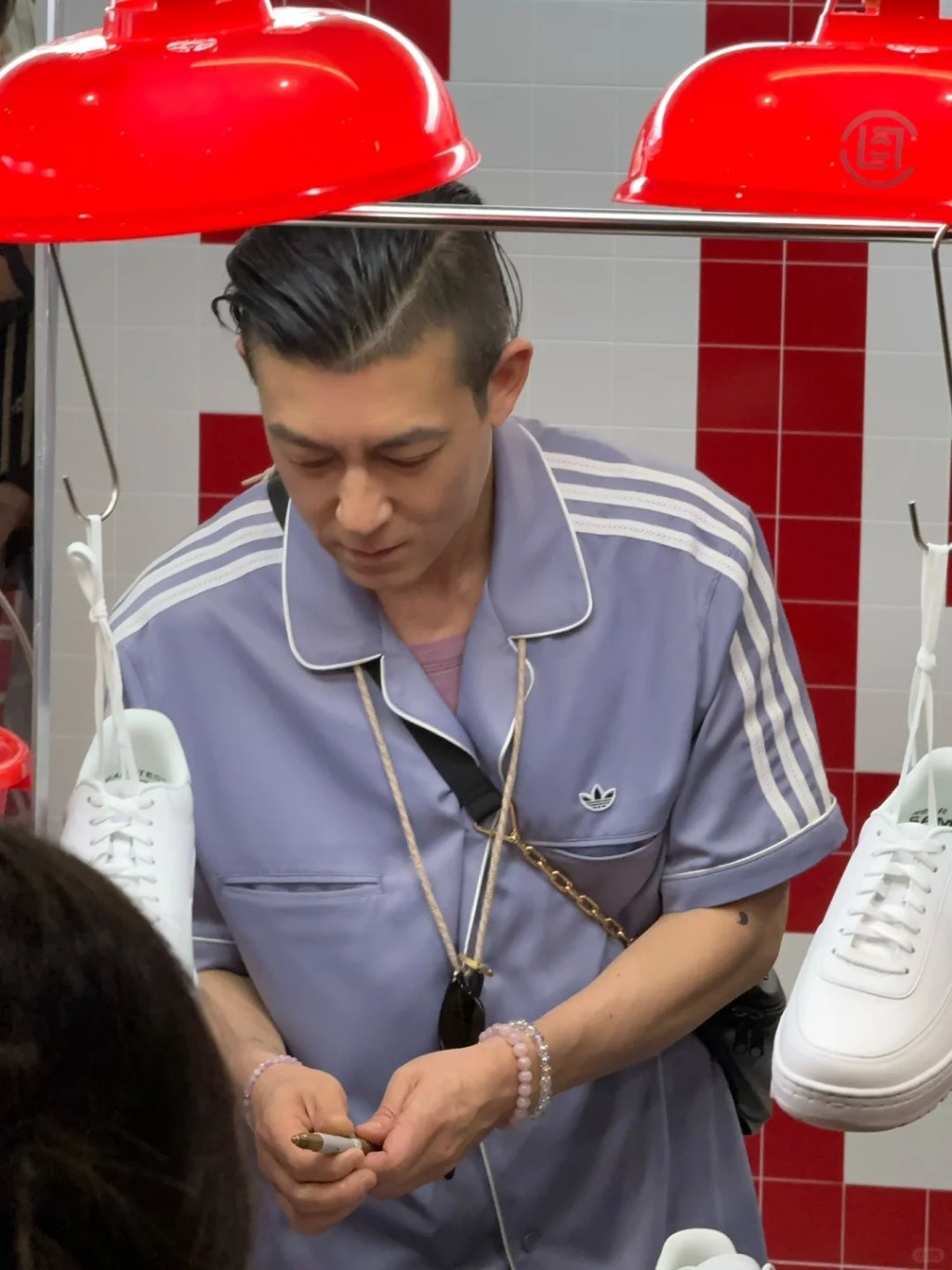 陳冠希現身其潮流店舖的攤位。