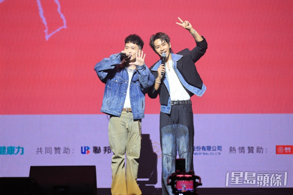 蕭秉治與鼓鼓呂思緯合體獻唱《超人披風》。