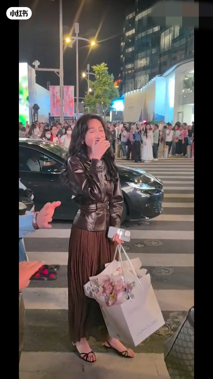被單獨留下的湯暢略顯驚訝,隨後掩嘴甜笑。