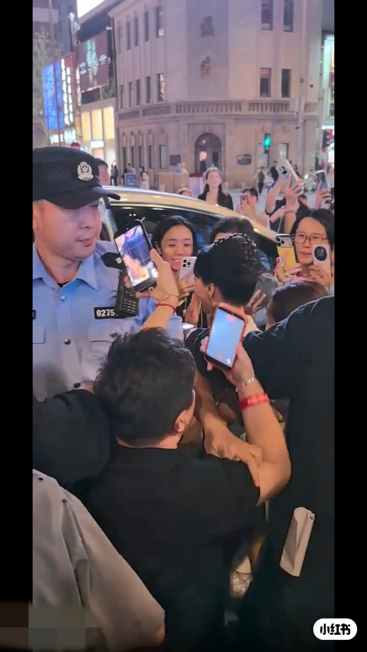 趙雅芝登車時仍不忘向人群親切微笑。