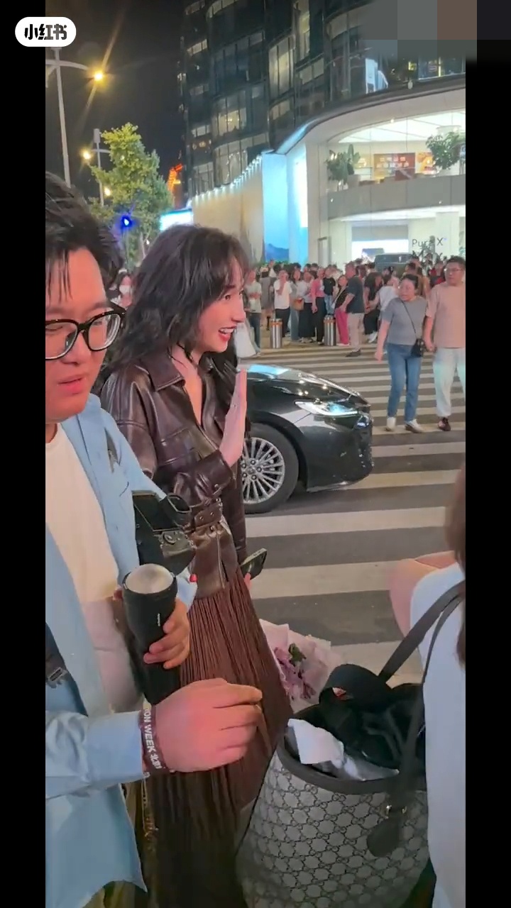 湯暢很快調整心情,大方向周圍粉絲揮手致意,表現親民。