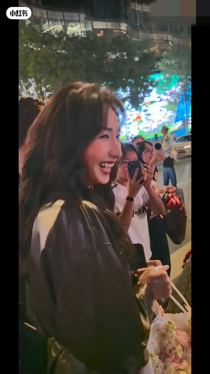 面對粉絲包圍,湯暢全程保持燦爛笑容,毫無明星架子。