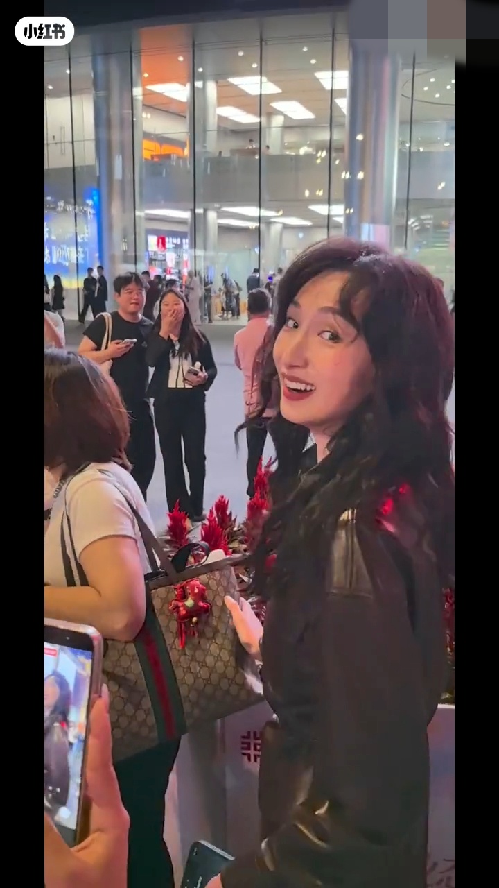 湯暢回眸甜笑,其精緻妝容與優雅氣質被指不遜於奶奶趙雅芝。