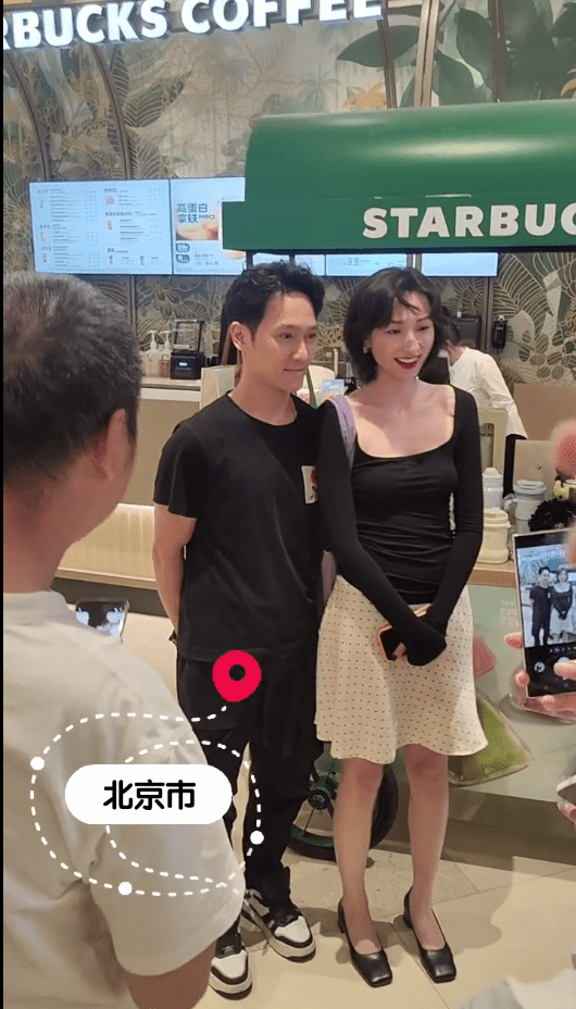 黃愷傑與湯暢外貌合襯,同框時更顯女方身高突出。