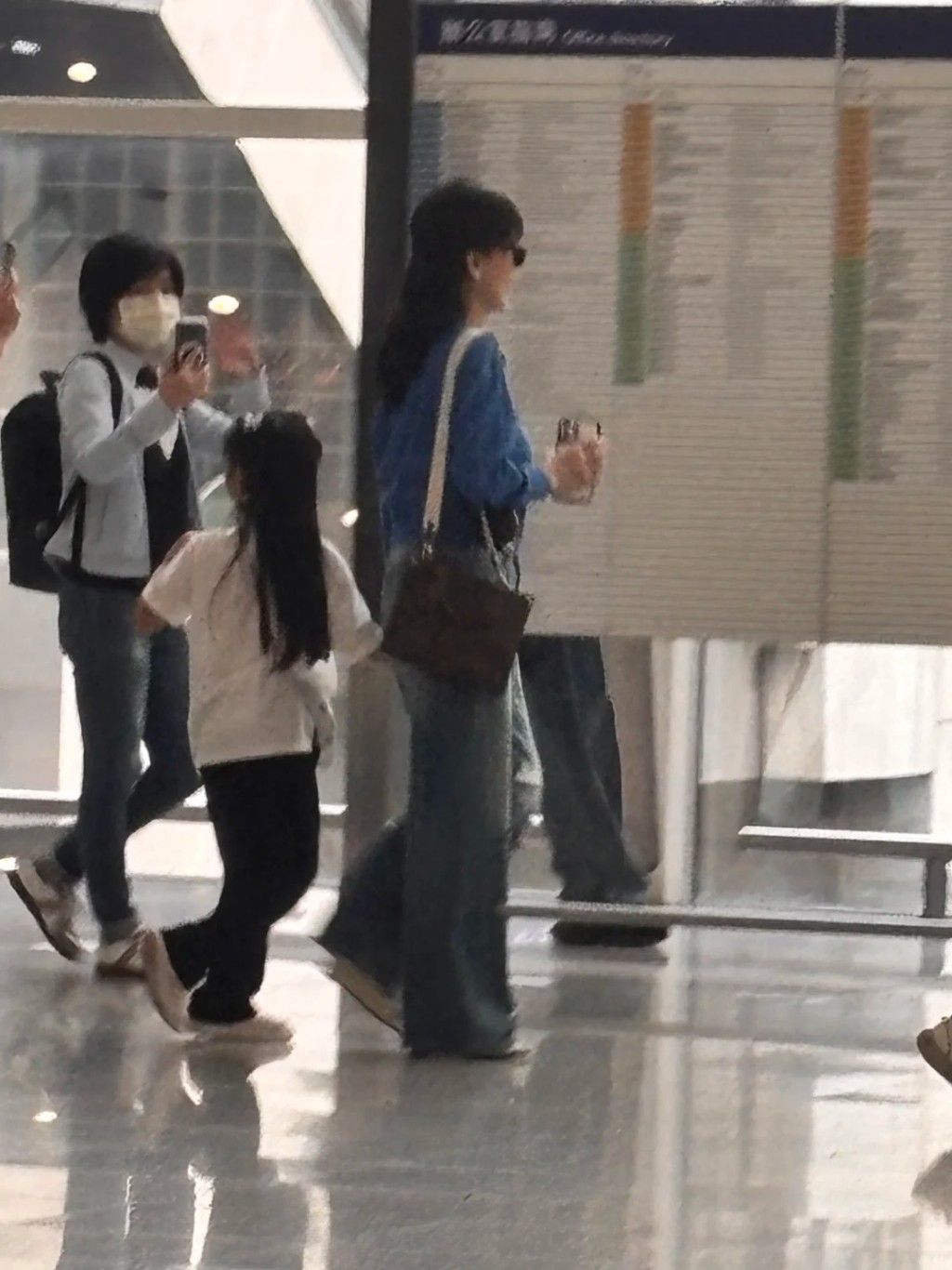 趙雅芝與孫女在機場吸引不少途人拍照。