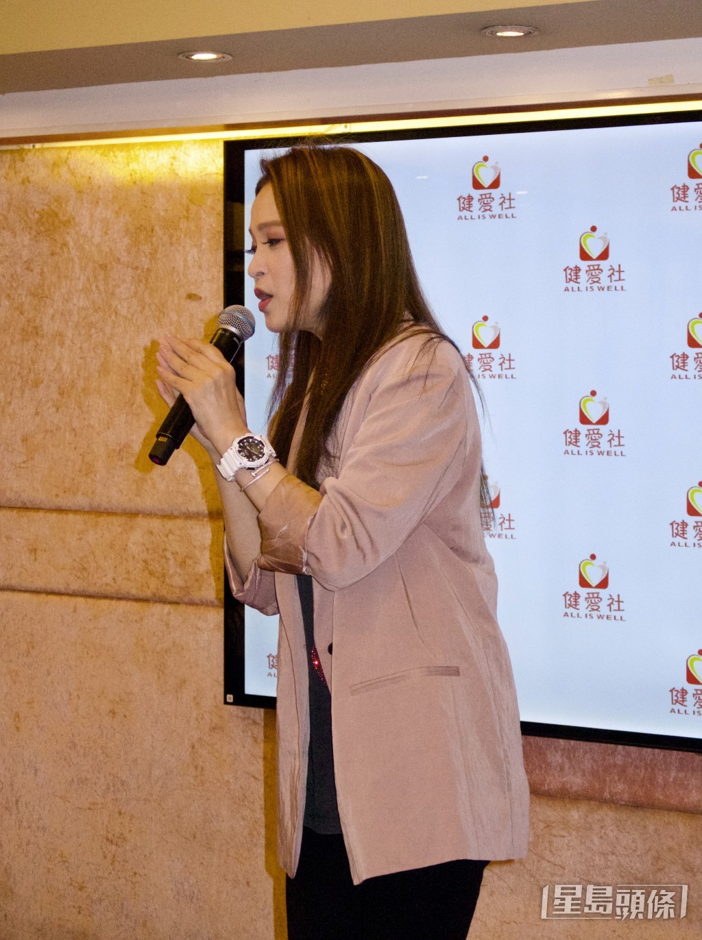 樊亦敏與家庭戶一同合唱《甜蜜蜜》及《月亮代表我的心》。