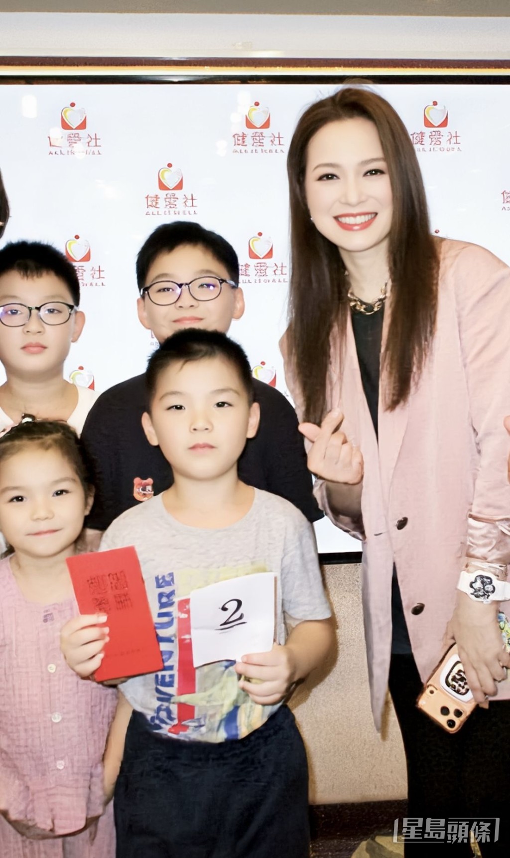樊亦敏與小朋友玩遊戲及派發禮物。