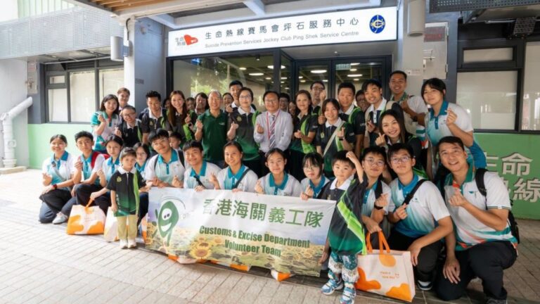 海關副關長率義工青年 中秋探訪長者傳承關愛