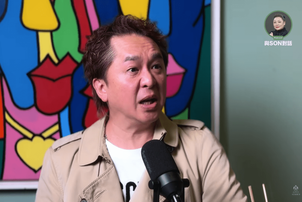 鄧兆尊再現母親祥嫂當時在家大興問罪之師的模樣。