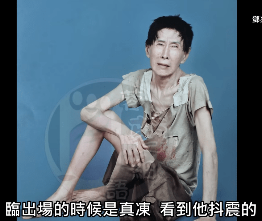 新馬師曾表演名曲《萬惡淫為首》時的經典乞兒造型。(《蓉蓉細語》節目截圖)