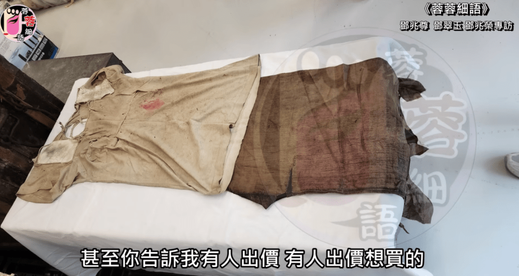 鄧小艾透露,曾有人出價想收購父親這套乞兒戲服。(《蓉蓉細語》節目截圖)