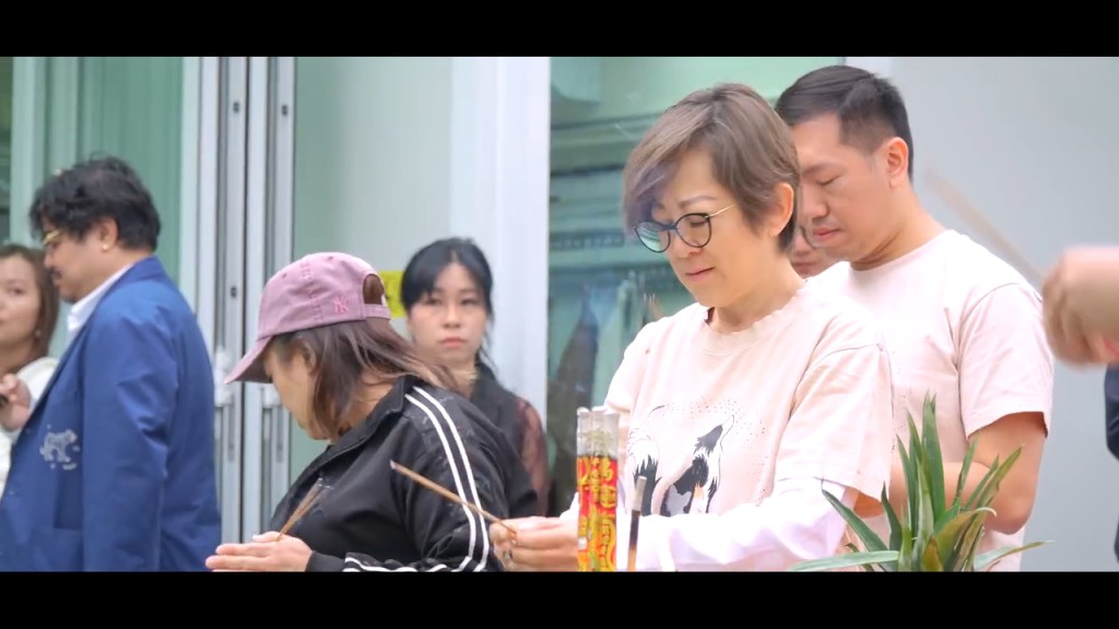 鄧小艾的小麥色肌膚看起來相當緊緻。