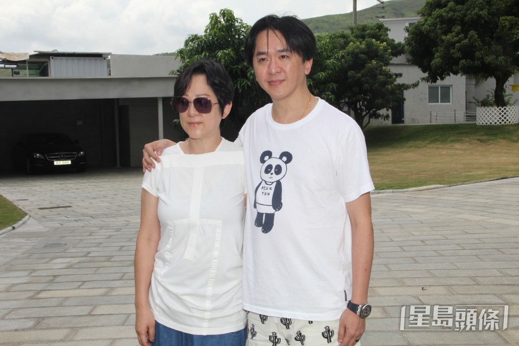鄧小艾與哥哥鄧兆尊一同為母親打理後事。
