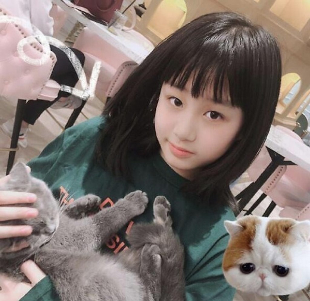 吳熙兒童年時已眉清目秀。
