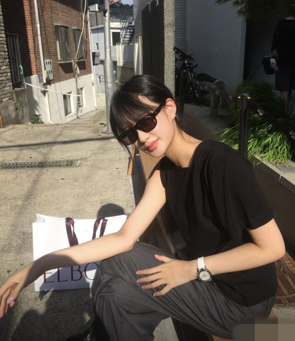 吳熙兒遺傳父親吳啟華的帥氣基因，展現獨特氣場。