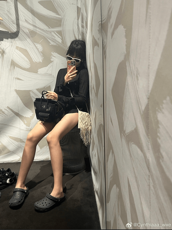 吳熙兒曾因展示名牌手袋成為話題。