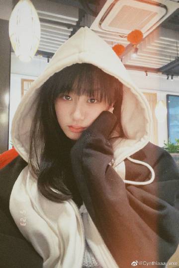 吳熙兒童年模樣可愛。