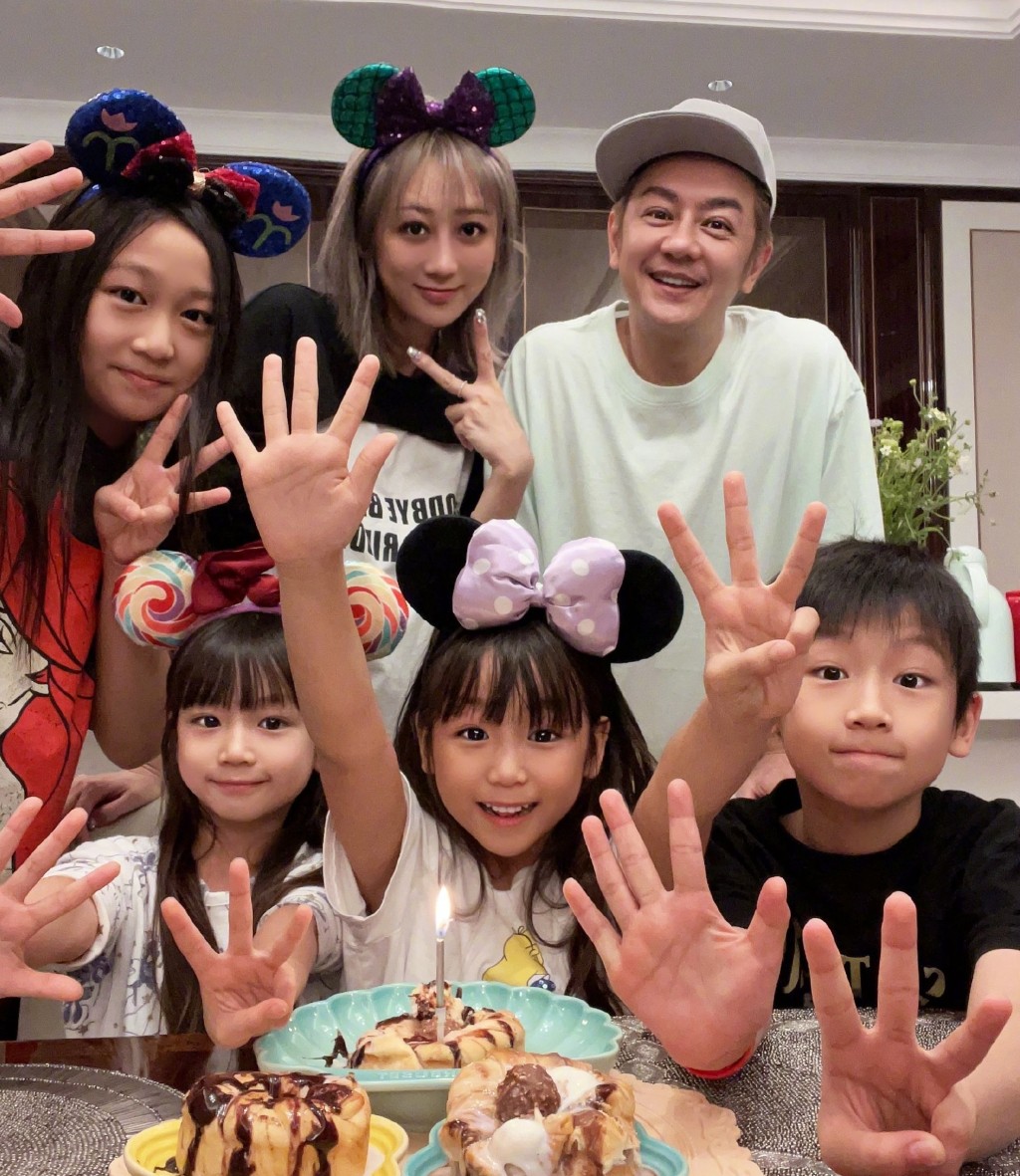 蔣麗莎與陳浩民結婚後,五年內誕下四名子女,現有三女一子。