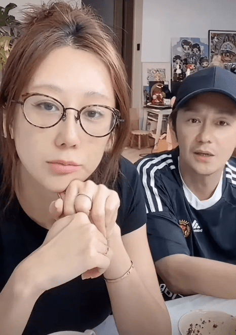 陳浩民與妻子蔣麗莎近日進行直播,期間蔣麗莎顯得相當生氣。