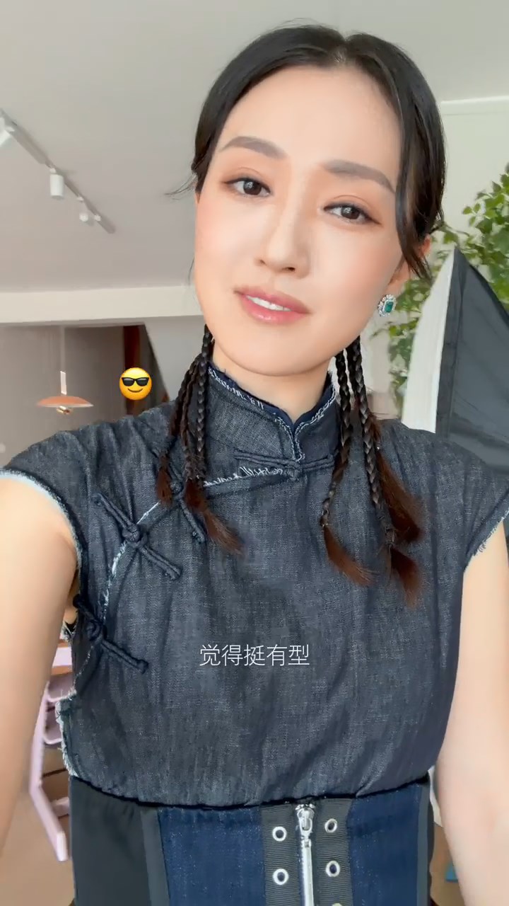 從張寶兒身後的環境可見,新居屬複式單位設計。
