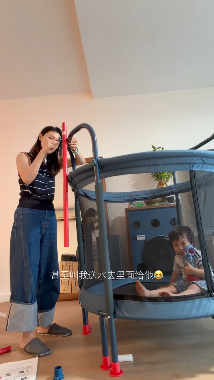 張寶兒親自組裝彈床。