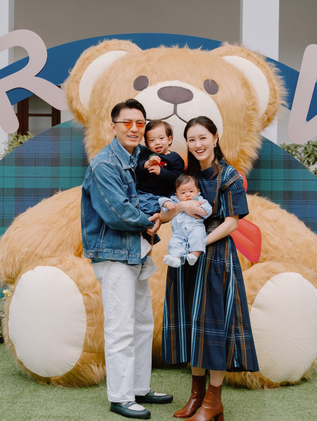 袁偉豪、張寶兒一家四口合照,畫面溫馨。