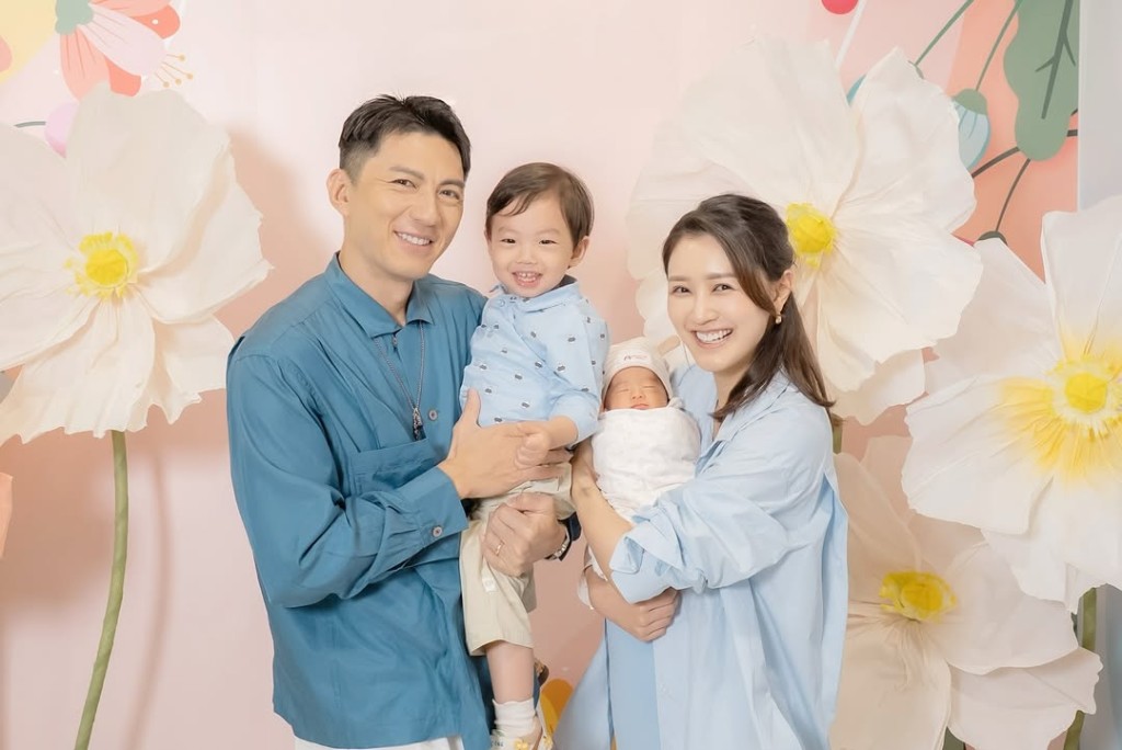 袁偉豪與張寶兒分享一家四口合照。