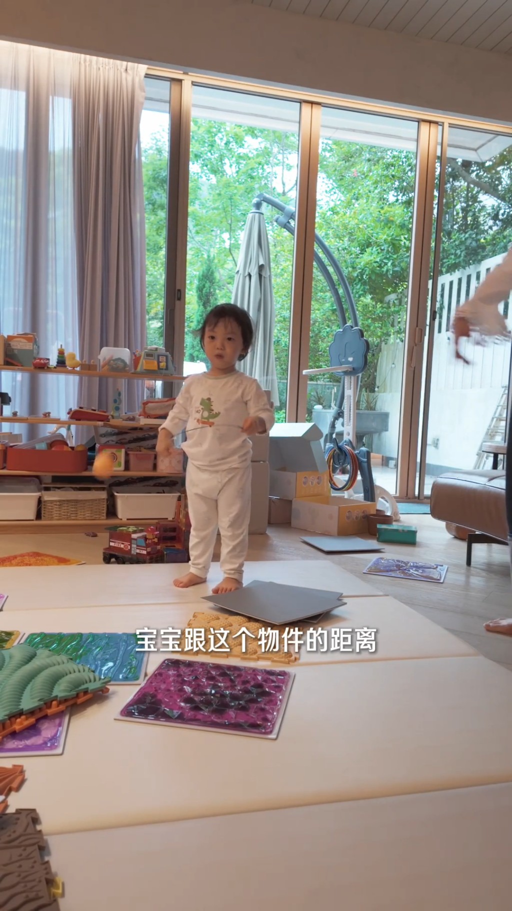 大仔「袁咕碌」正專注地玩遊戲。