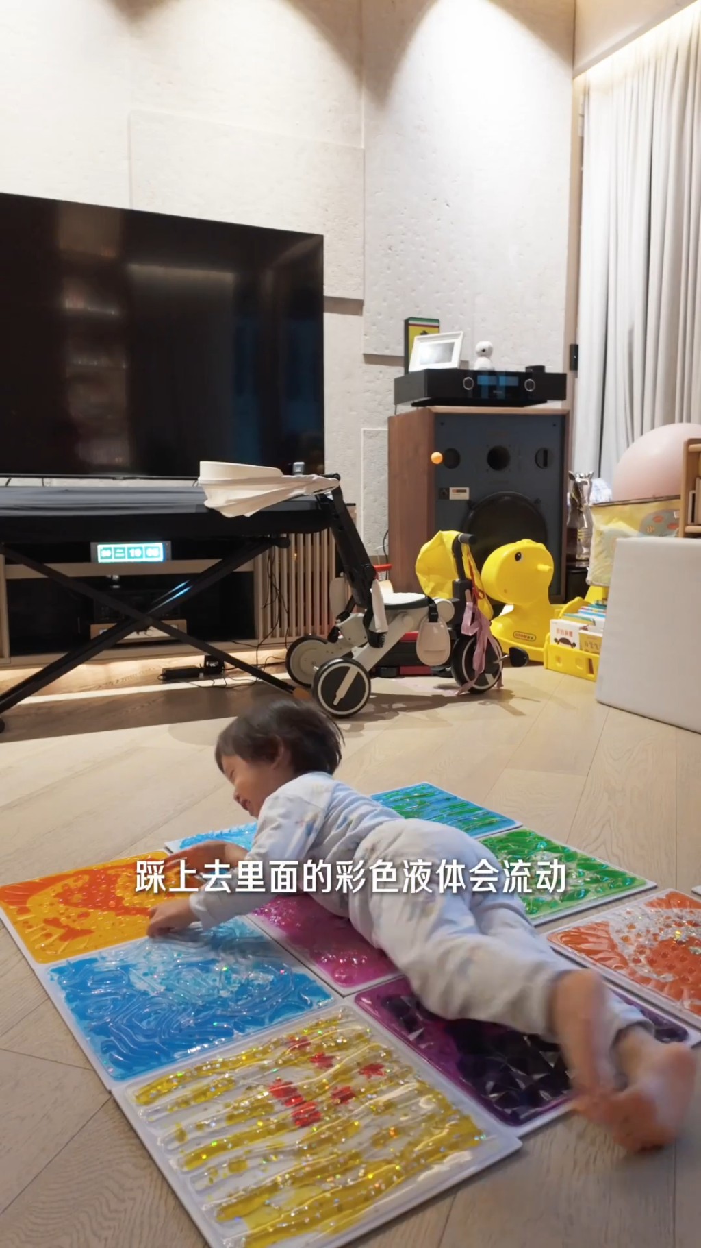 「袁咕碌」躺在地墊上玩耍。