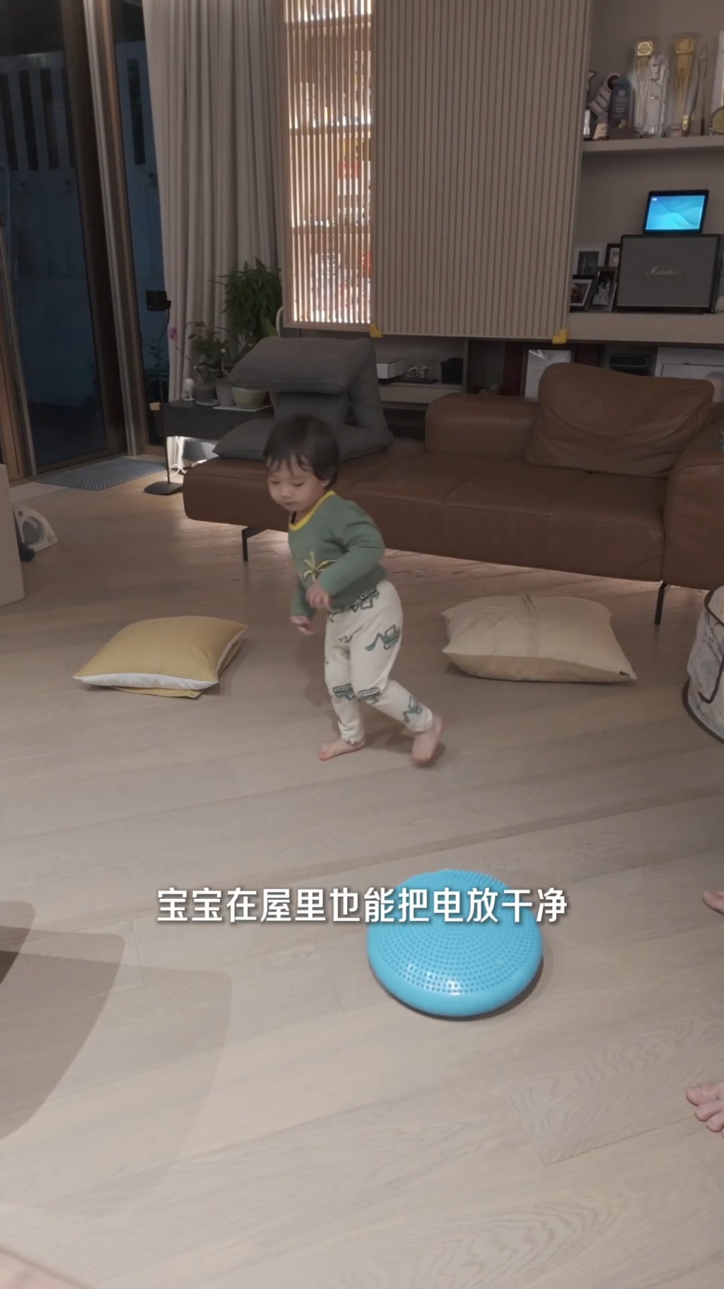 張寶兒讓孩子在家中也能盡情活動。