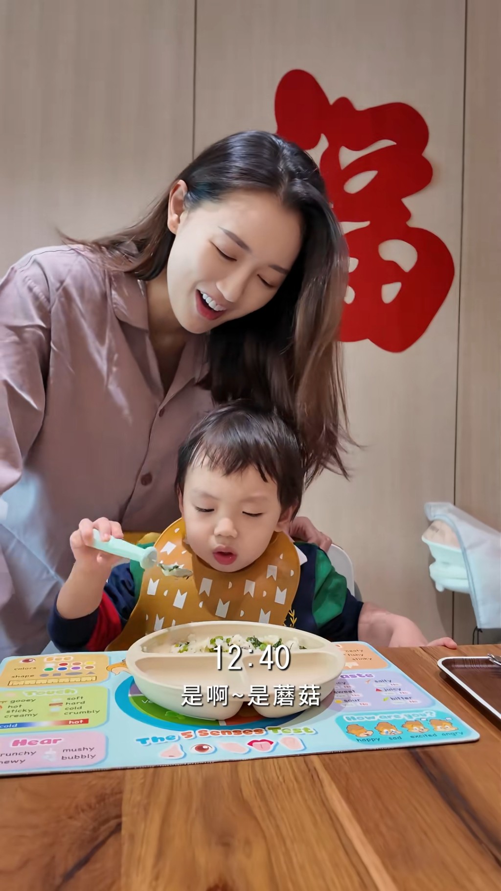 張寶兒悉心照顧兒子。