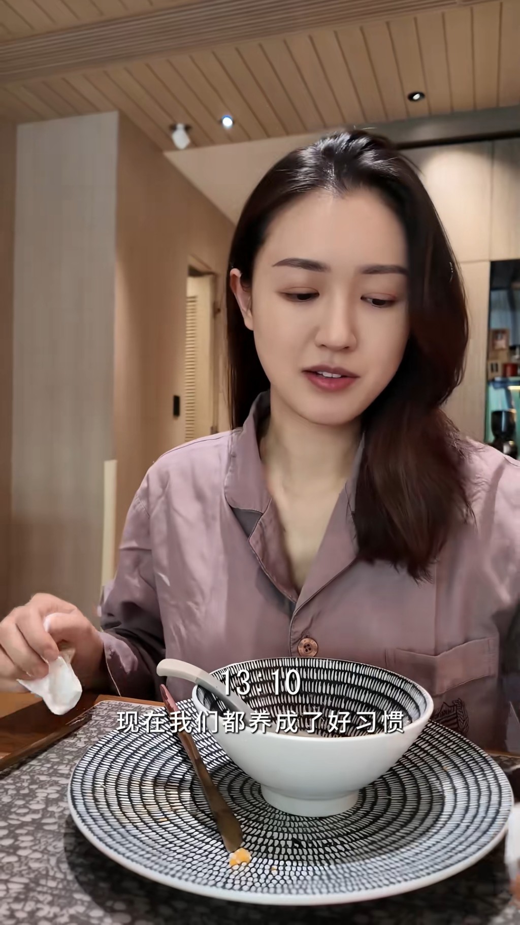 張寶兒教導兒子要學習自理。