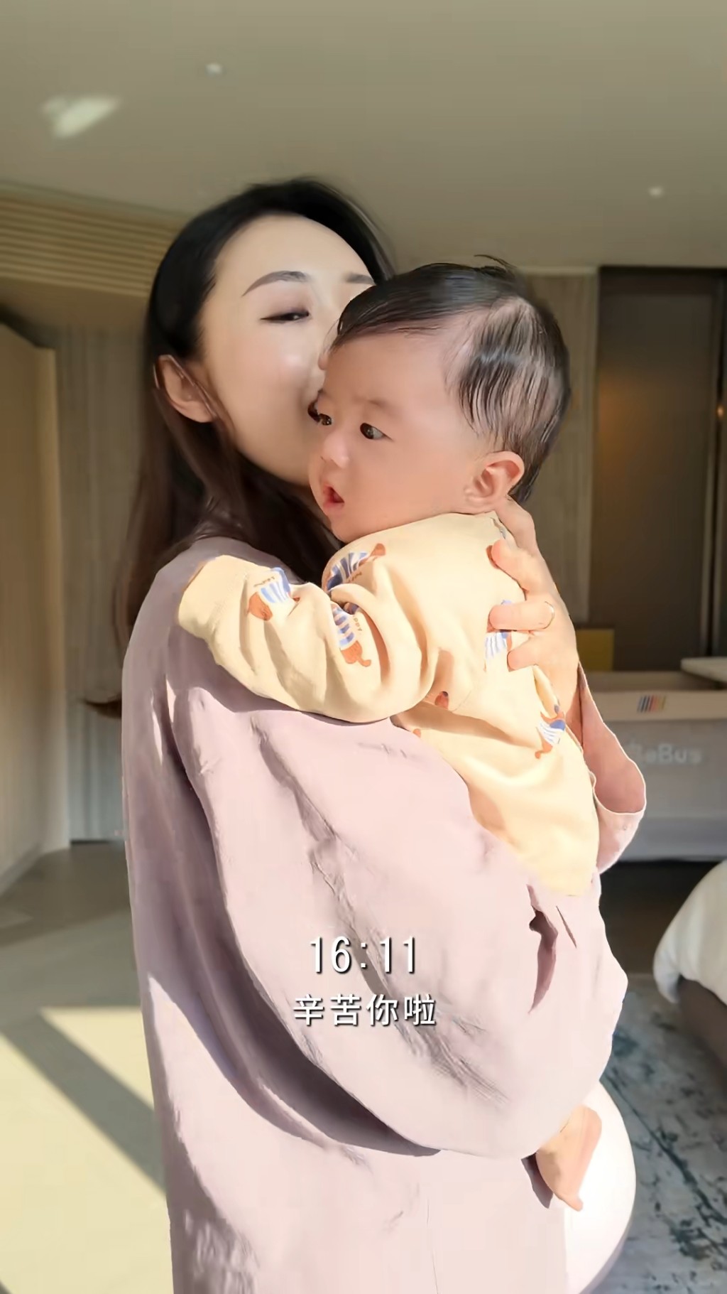 張寶兒悉心照顧細仔。